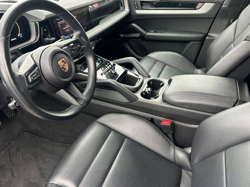 Used 2024 Porsche Cayenne AWD/4WD image 10