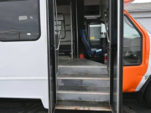 Used 2003 Ford E-450 and Econoline 450 RWD image 16