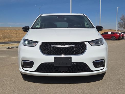 Used 2024 Chrysler Pacifica Touring-L image 10