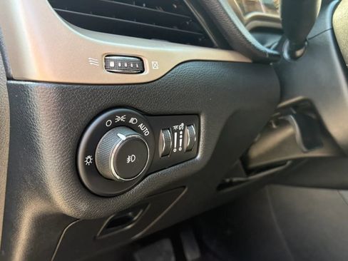Used 2017 Jeep Cherokee Latitude w/ Cold Weather Group AWD/4WD image 17