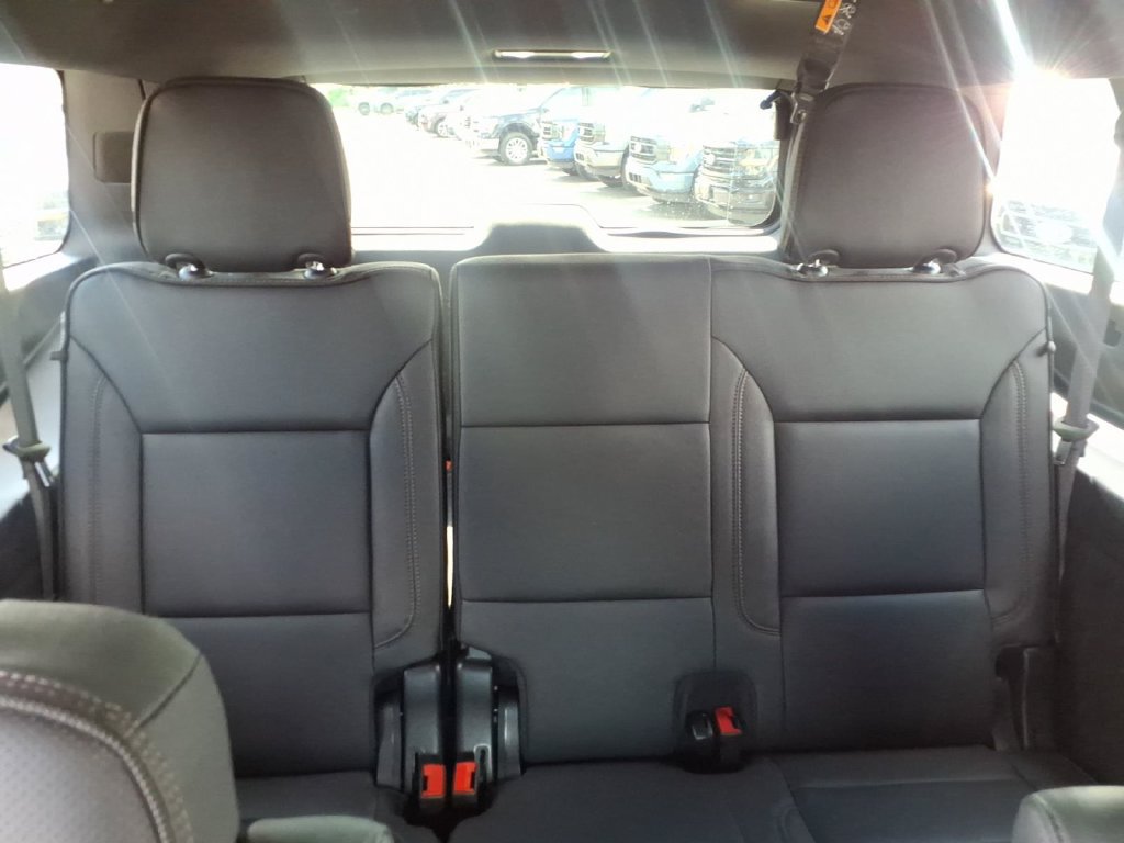Used 2026 Chevrolet Suburban High Country AWD/4WD image 17