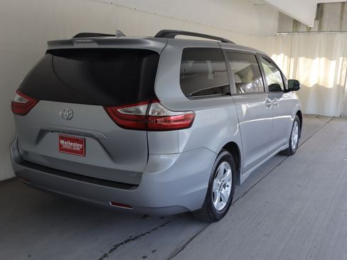 Used 2018 Toyota Sienna LE image 6