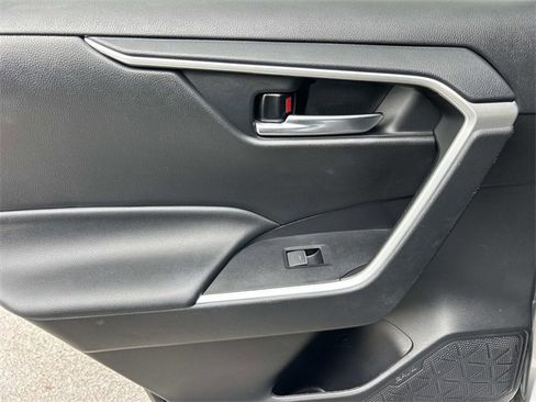 Used 2022 Toyota RAV4 XLE image 18