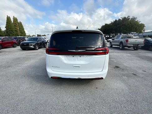 Used 2025 Chrysler Pacifica Select FWD image 6