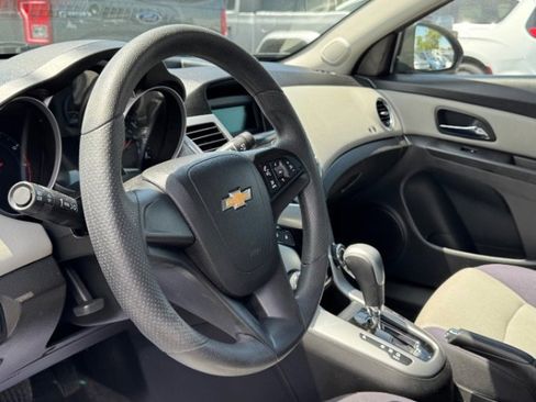Used 2013 Chevrolet Cruze LS FWD image 16
