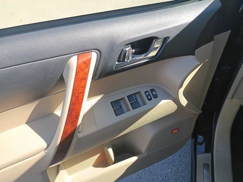 Used 2013 Toyota Highlander Limited w/ Preferred Accessory Pkg image 16