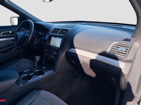 Used 2017 Ford Explorer XLT w/ Equipment Group 202A image 14