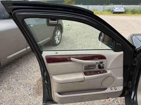 Used 2003 Lincoln Town Car Signature RWD image 19