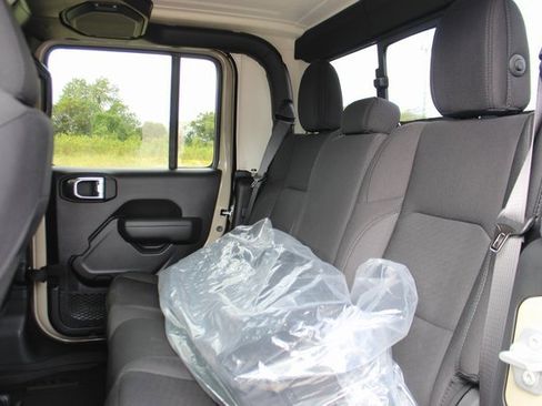 Used 2022 Jeep Gladiator Sport image 25