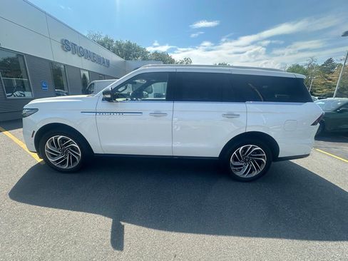 Used 2025 Lincoln Navigator Reserve AWD/4WD image 9