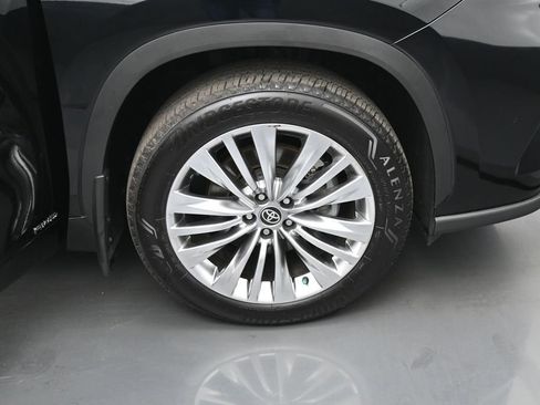Used 2025 Toyota Highlander Platinum AWD/4WD image 43