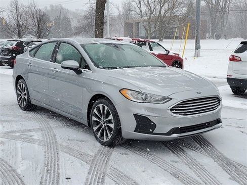 Used 2020 Ford Fusion SE image 2