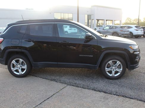 Used 2024 Jeep Compass Latitude w/ Altitude Special Edition AWD/4WD image 3