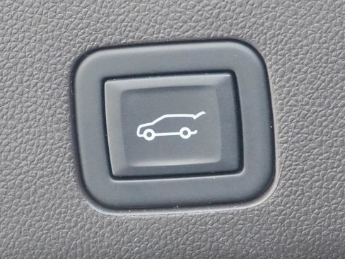 Used 2024 GMC Yukon SLT w/ SLT Luxury Package image 32