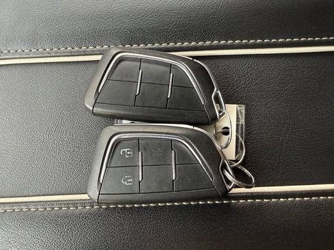 Used 2021 Cadillac Escalade Premium Luxury image 45