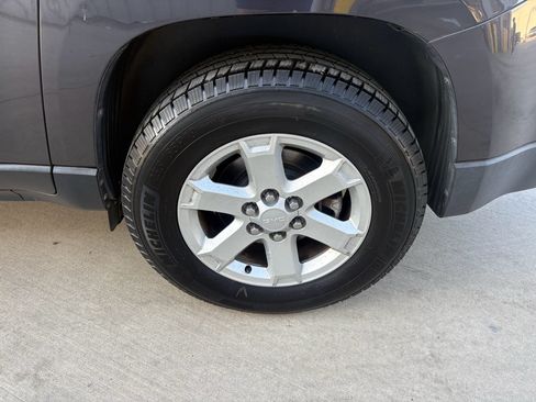 Used 2015 GMC Acadia SLE FWD image 29