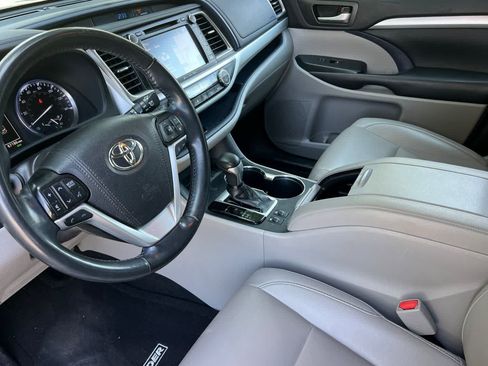 Used 2019 Toyota Highlander XLE FWD image 14