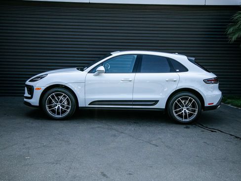 Certified 2023 Porsche Macan AWD/4WD image 2