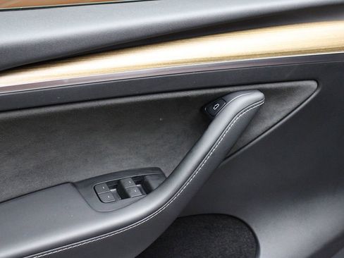 Used 2022 Tesla Model Y Long Range image 12