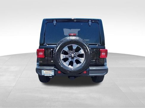 Used 2018 Jeep Wrangler Unlimited Sahara AWD/4WD image 27