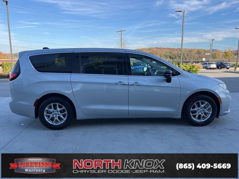 Used 2024 Chrysler Pacifica Touring-L image 23