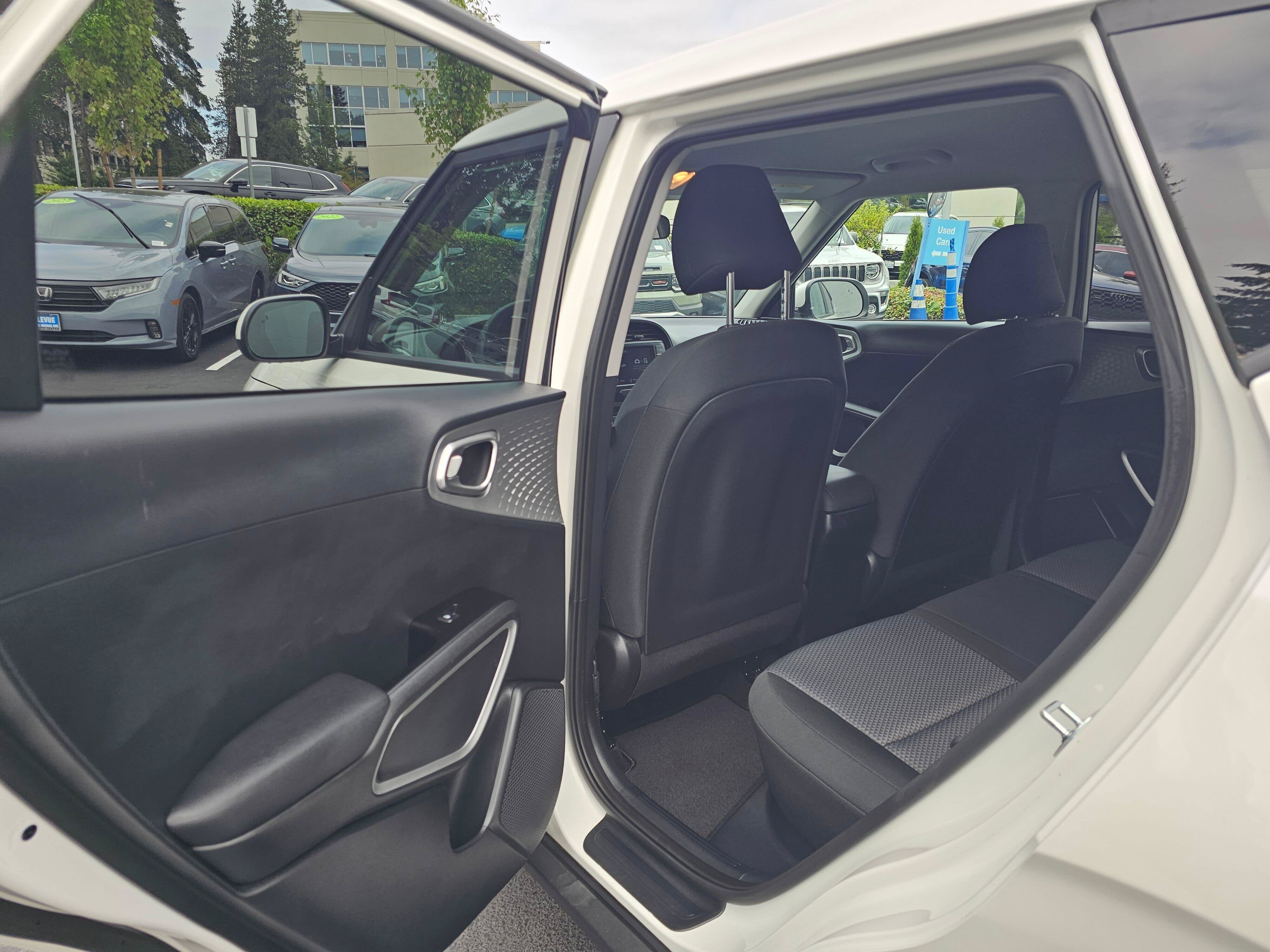 Used 2023 Kia Soul LX w/ LX Technology Package FWD image 17