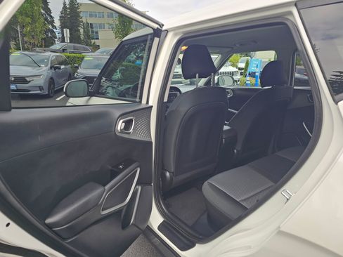 Used 2023 Kia Soul LX w/ LX Technology Package FWD image 17