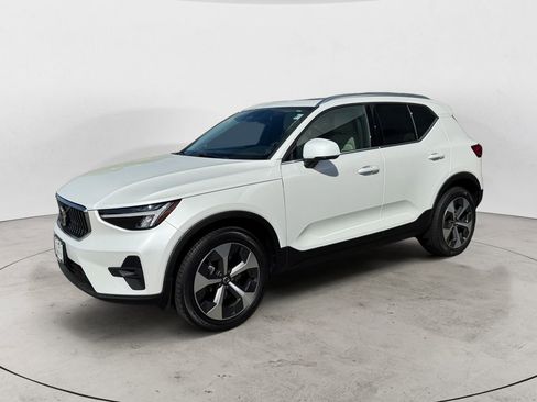 Used 2023 Volvo XC40 B5 Plus w/ Climate Package AWD/4WD image 2