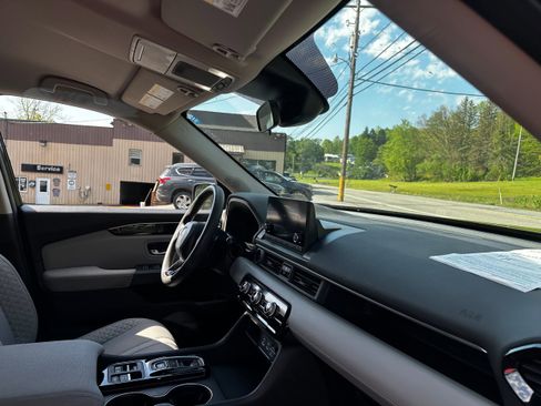 Used 2023 Honda Pilot LX image 9