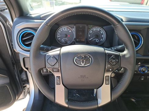Used 2018 Toyota Tacoma TRD Sport image 17