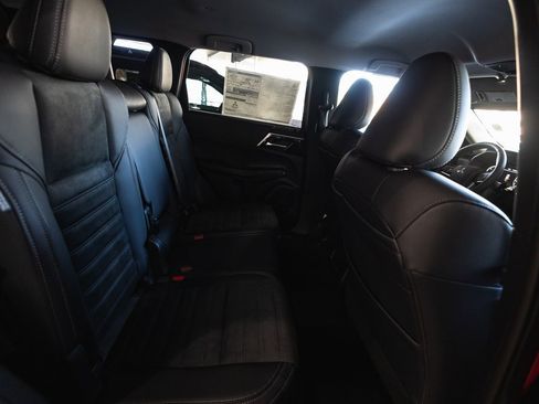 New 2025 Mitsubishi Outlander SE image 27