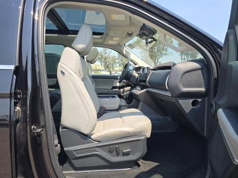 Used 2025 Ford Expedition Active image 8