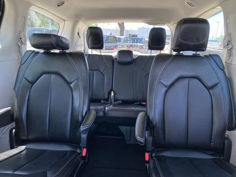 Used 2024 Chrysler Pacifica Touring-L FWD image 11