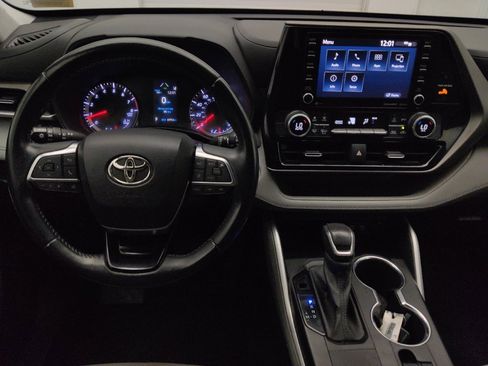 Used 2021 Toyota Highlander LE FWD image 22
