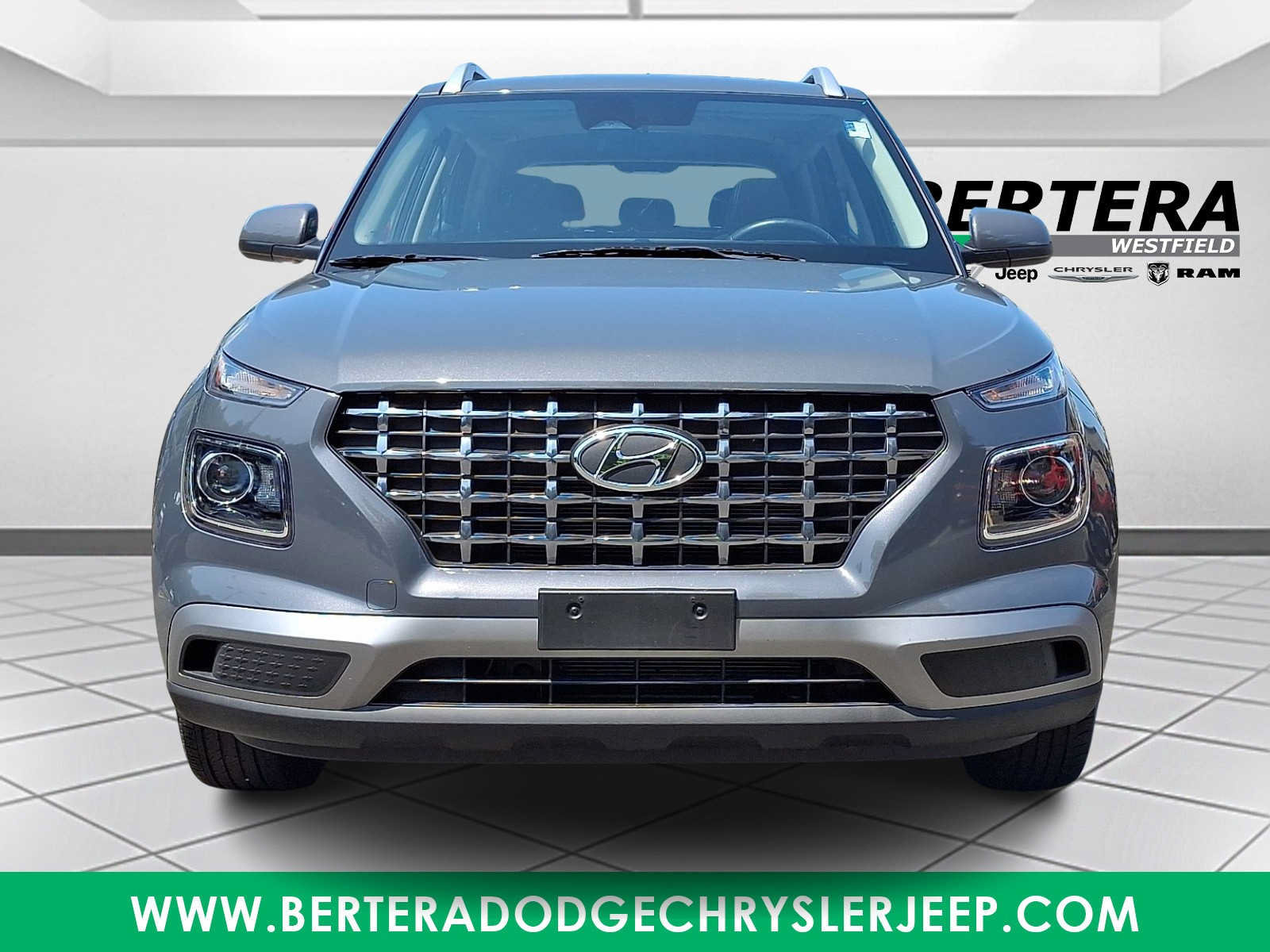 Used 2024 Hyundai Venue SEL FWD image 2