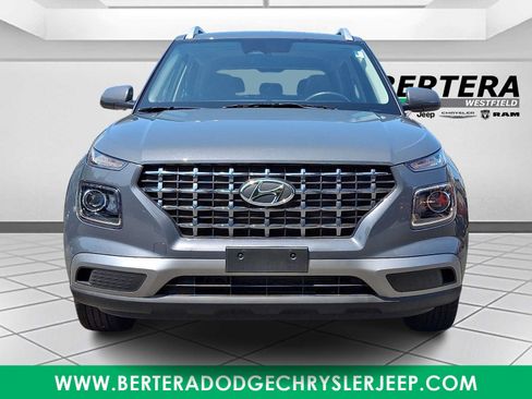 Used 2024 Hyundai Venue SEL FWD image 2
