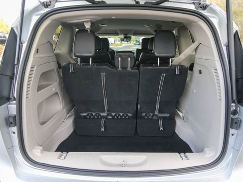 Used 2023 Chrysler Pacifica Touring-L FWD image 28