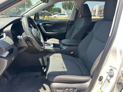 Used 2022 Toyota RAV4 XLE FWD image 5