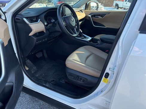 Used 2021 Toyota RAV4 XLE Premium image 9