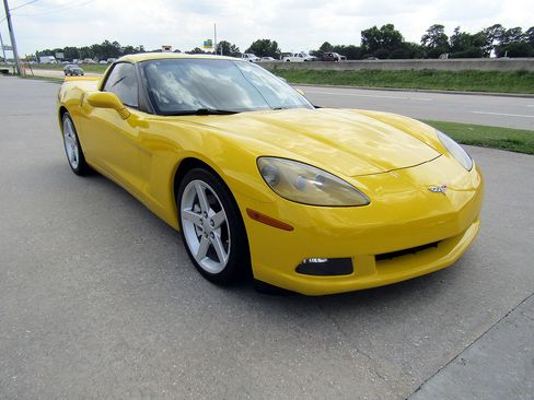 Used 2006 Chevrolet Corvette Coupe w/ Preferred Equipment Group RWD image 3