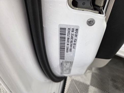 Certified 2024 Chrysler Pacifica Touring-L image 32