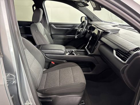 Used 2025 GMC Acadia Elevation image 44