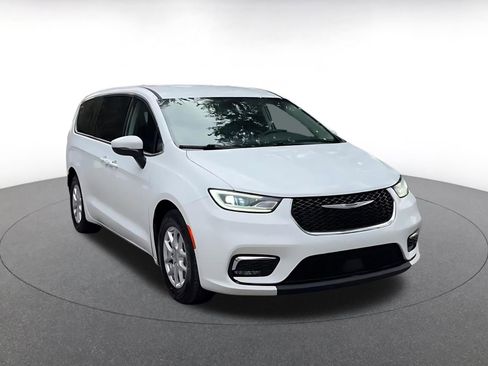 Used 2023 Chrysler Pacifica Touring-L image 3