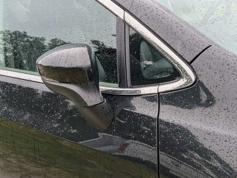 Used 2023 Chrysler Pacifica Touring-L FWD image 11