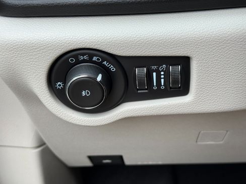 Used 2022 Chrysler Pacifica Touring-L FWD image 17