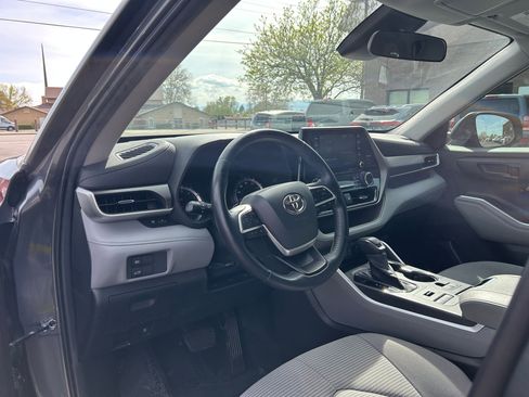 Used 2022 Toyota Highlander LE image 10