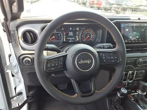 Used 2024 Jeep Gladiator Mojave AWD/4WD image 7