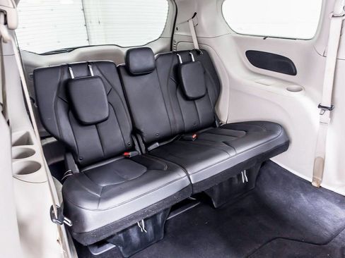 Used 2020 Chrysler Pacifica Touring-L image 36