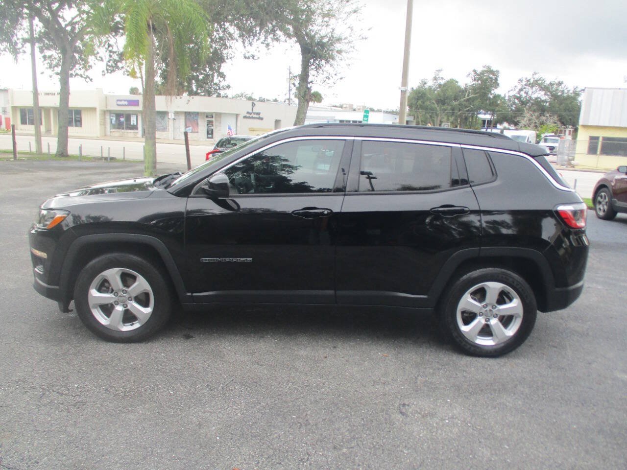 Used 2018 Jeep Compass Latitude w/ Popular Equipment Group FWD image 5