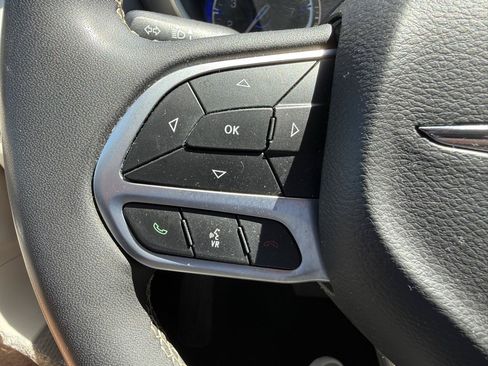 Used 2024 Chrysler Pacifica Touring-L FWD image 11